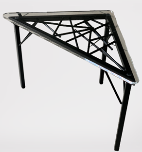 Table basse triangulaire en métal avec une surface en plexi transparent "bermude"